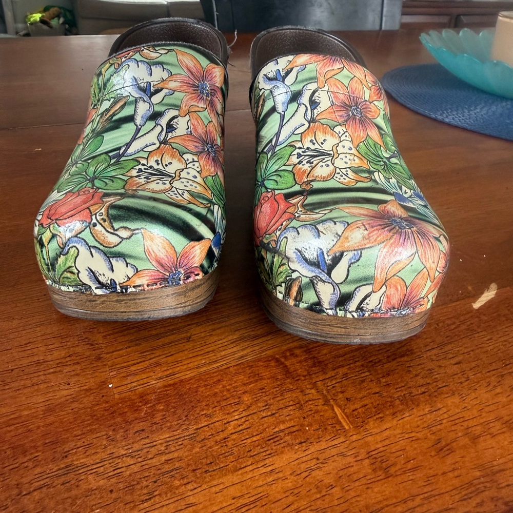 Very Gently Preowned/Excellent Condition Floral Dansko Clogs - Picture 5 of 15